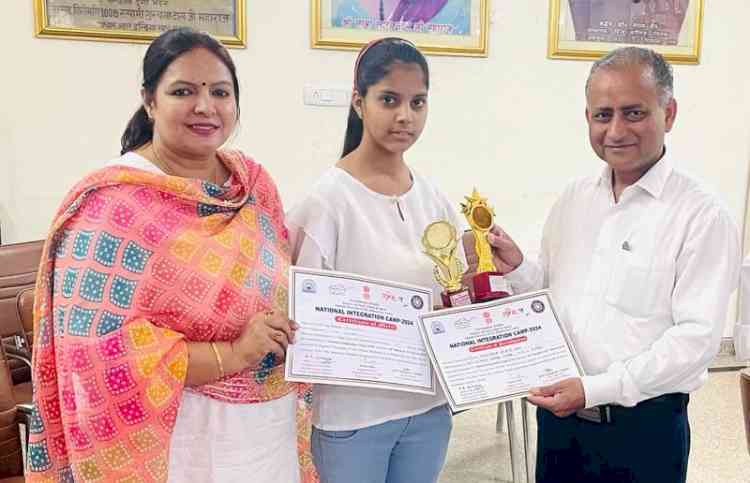 हिंदू कॉलेज की एनएसएस स्वयंसेविका मधुबाला राष्ट्रीय एकता शिविर में स्लोगन प्रतियोगिता में प्रथम