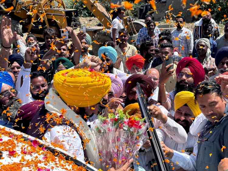 On his way to Moga, CM Bhagwant Mann showered with love and flowers by the people