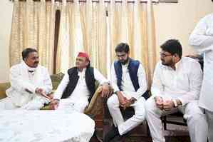 Akhilesh Yadav visits Mukhtar Ansari’s home, meets family members