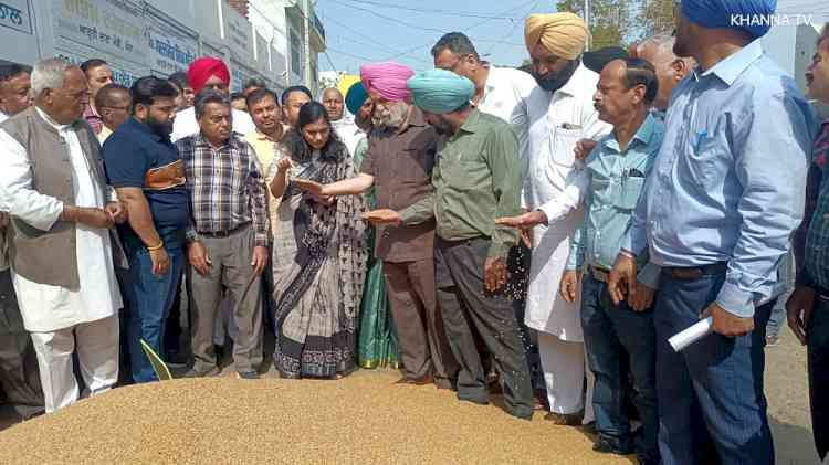 DC Sawhney appeals arhtiyas & farmers to spread voter awareness amongst labourers & villagers