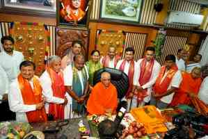 NDA candidates in K'taka meet Vokkaliga seer in Bengaluru, take blessings