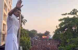 SRK, son AbRam greet sea of fans outside Mannat; 'may Allah bless us all with love’