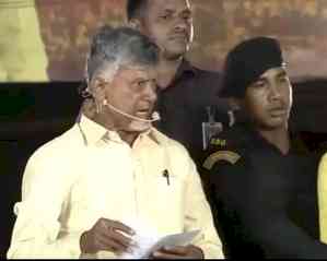 Stones pelted at Chandrababu Naidu in Vizag now