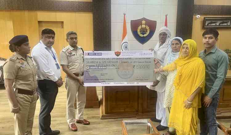 रोहतक पुलिस ने मृत एसपीओ के परिवार को दी 50 लाख रुपये की सहायता राशि