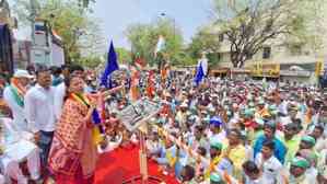 Amid show of strength, Congress’ Praniti Shinde files nomination from Solapur