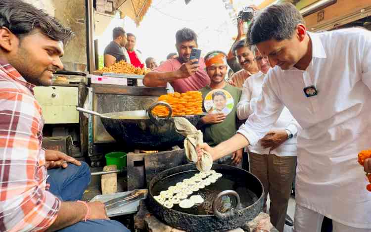 बाबरा मोहल्ला में जनसंपर्क के दौरान जलेबी बनाते दिखाई दिए सांसद दीपेंद्र हुड्डा