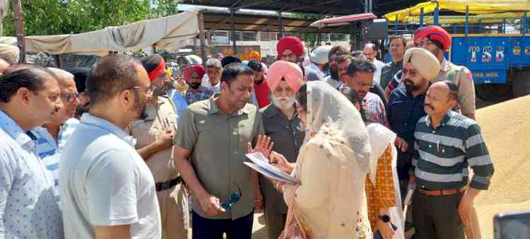 Markfed MD inspects wheat procurement in Khanna grain market