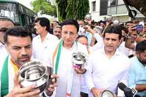 Karnataka Congress stages empty pot protest in Bengaluru against Centre