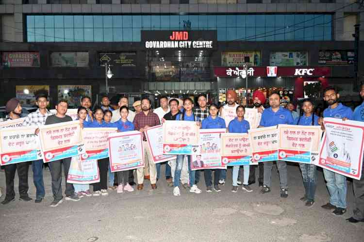 `Iss Baar, 70 Paar': Mass awareness drive held at JMD Govardhan Mall; participants form human chain, take pledge to exercise their 'Right to Vote'
