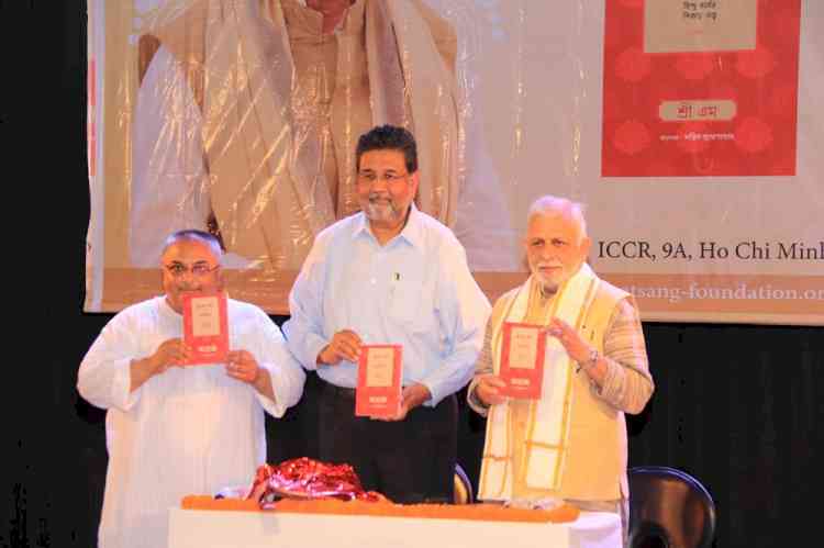 Renowned spiritual leader Sri M launches Bengali translation of “Jewel in the Lotus”