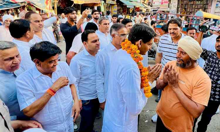 Hooda met traders and shopkeepers in Bahadurgarh 