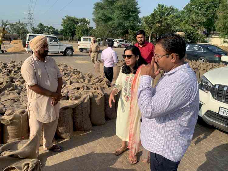 DC visits Lalton & Jodhan grain markets to oversee wheat procurement