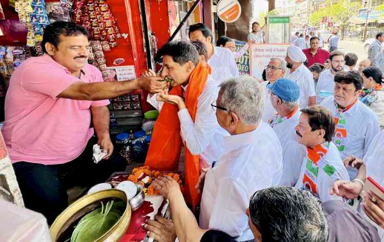 MP Deepender Hooda tastes “paan” during door-to-door campaign 