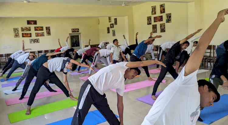 एसआईएचएम में विद्यार्थियों को दिए योग द्वारा शारीरिक एवं मानसिक मजबूती के टिप्स