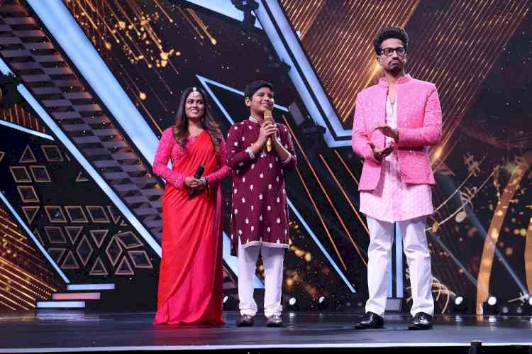 On Superstar Singer 3, Neha Kakkar praises contestant Kshitij Saxena saying, “Your singing touches the soul deeply”