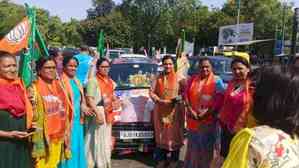 NRIs hold car rally from Ahmedabad to Surat in support of PM Modi
