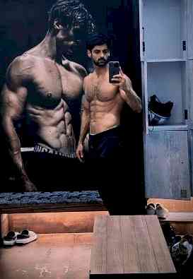 Karan Wahi flaunts his picture-perfect washboard abs in gym mirror selfie