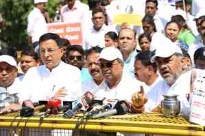 K'taka govt stages protest against Centre over drought relief