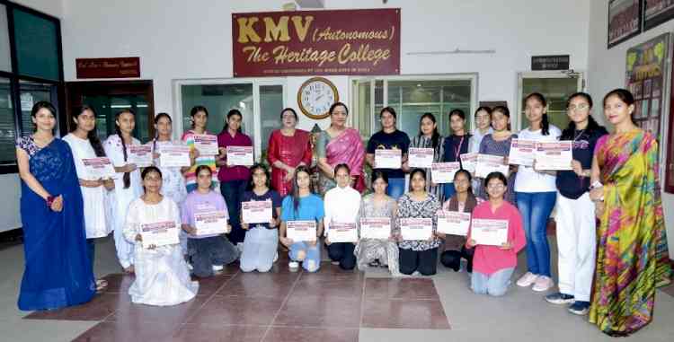 KMV organises seven day free of cost Spoken English course for students