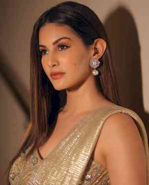 Amyra Dastur shimmers in a golden saree; says 'winging it - life, eyeliner, everything'