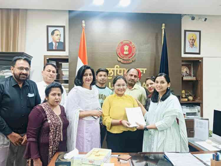 DC felicitates toppers of class 12th, exhorts them to dream big