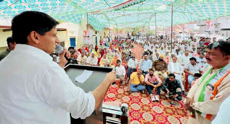 कलानौर हलके के गांवों में प्रचार किया दीपेंद्र हुड्डा ने