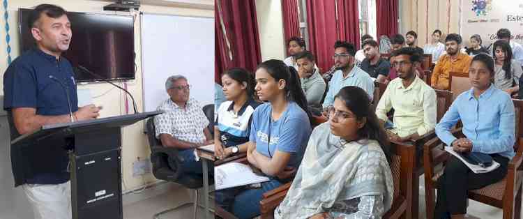 मीडिया के विद्यार्थियों को कौशल विकास पर विशेष ध्यान देना होगाः डा. अशोक कुमार
