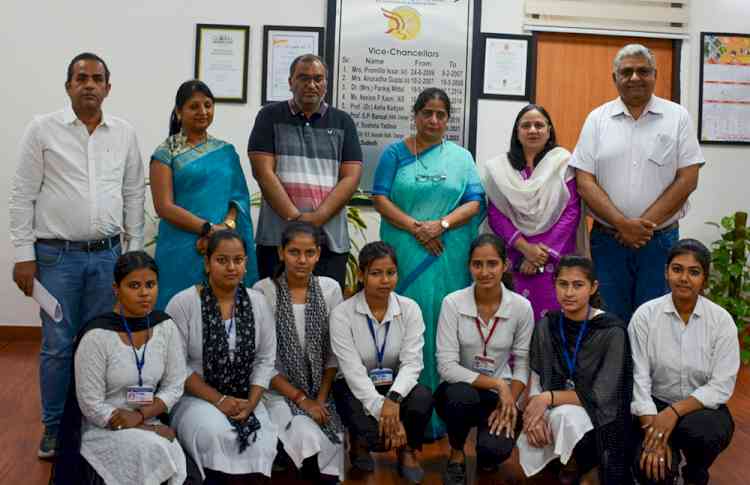 छात्राओं को रोजगार के माध्यम से आत्मनिर्भर बनाने के लिए संकल्पबद्ध है विवि प्रशासनः कुलपति प्रो सुदेश