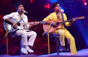 'Superstar Singer 2' winner Mohd Faiz gifts lucky strap to contestant; duo sing 'Tu Milta Hai Mujhe'