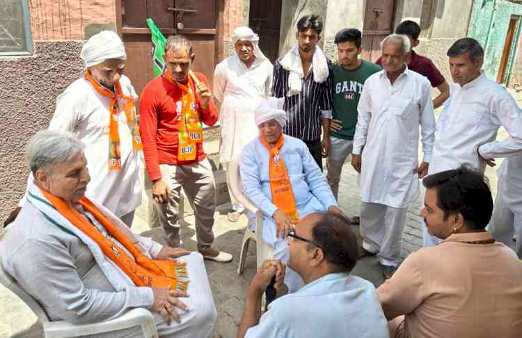 पूर्व मंत्री व जिप के पूर्व चेयरमैन ने गांव मकड़ौली कलां में किया भाजपा प्रत्याशी डॉ अरविंद शर्मा के पक्ष में जनसंपर्क