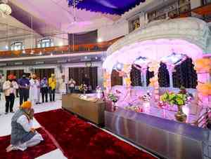 PM Modi prays at Kanpur gurdwara along with CM Yogi