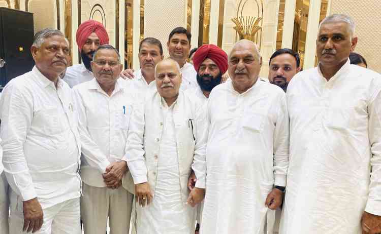 Three independent MLAs withdraw support from Haryana BJP government, Ex CM Hooda demanded President's rule in state. 