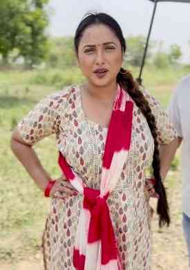 Rani Chatterjee hails farmers after she shoots for ‘Didi Number 1’ at sugarcane field