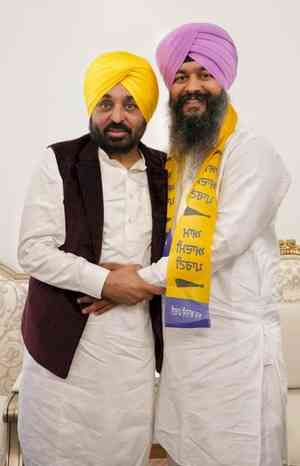 Akali Dal candidate from Chandigarh joins AAP