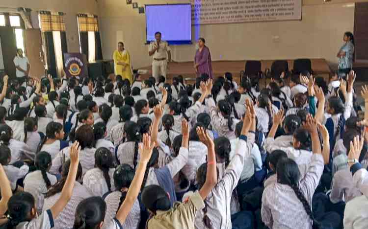 विद्यार्थियों को किया यातायात नियमों के प्रति जागरुक