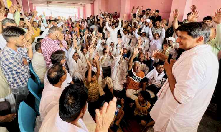 राज्यपाल से विधानसभा भंग कर तुरंत राष्ट्रपति शासन लागू कर नये चुनाव कराने की मांग की दीपेन्द्र हुड्डा ने।