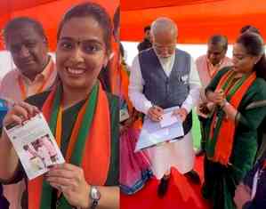 In Telangana, PM Modi gives autograph on photo of girl who sang a song on him