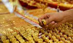 Vietnamese people rush to buy gold as prices skyrocket