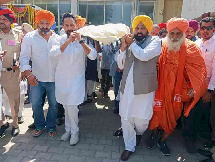 Dr.Surjit Patar cremated with full state honours