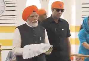 PM Modi serves langar at historic Patna Sahib Gurudwara