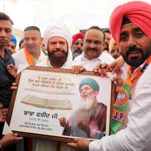 Amid heat and dust of campaigning, BJP’s Hans turns to Sufi music to strike a chord with Faridkot's miffed farmers