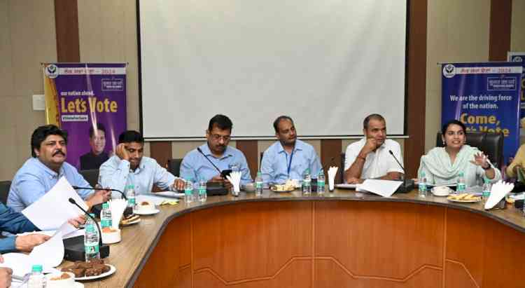 Lok Sabha Elections: Election Observers of Fatehgarh Sahib PC hold meeting with DEO, CP, SSPs and AROs of Five assembly segments 