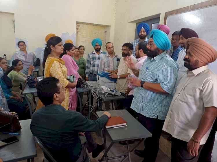 Administration holds training for poll staff regarding EVM/VVPAT, counting exercise and 'voteforludhiana.in' website 