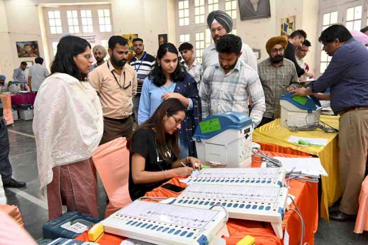 DEO Sakshi Sawhney inspects commissioning of EVMs