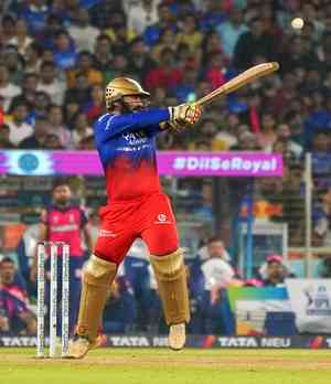 DK gets emotional guard of honour after RCB's loss in eliminator, hints at IPL retirement 