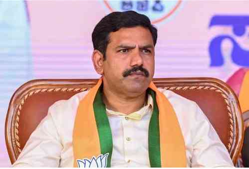 K'taka BJP chief flays Cong govt for violence, seeks Governor's intervention