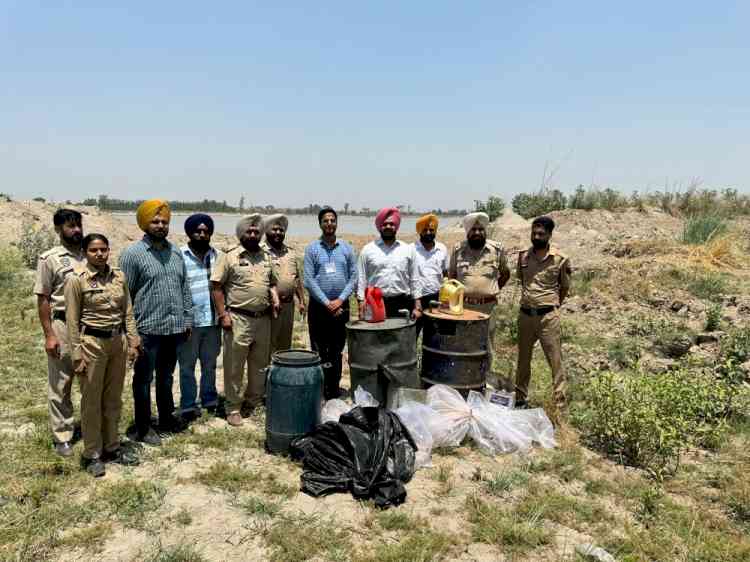 Excise dept, FST destroys 10000 litres of Lahan and 38 bottles of illicit liquor in Ludhiana 