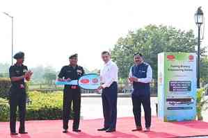 Indian Oil hands over Green Hydrogen Fuel Cell Bus to army for use in Delhi-NCR