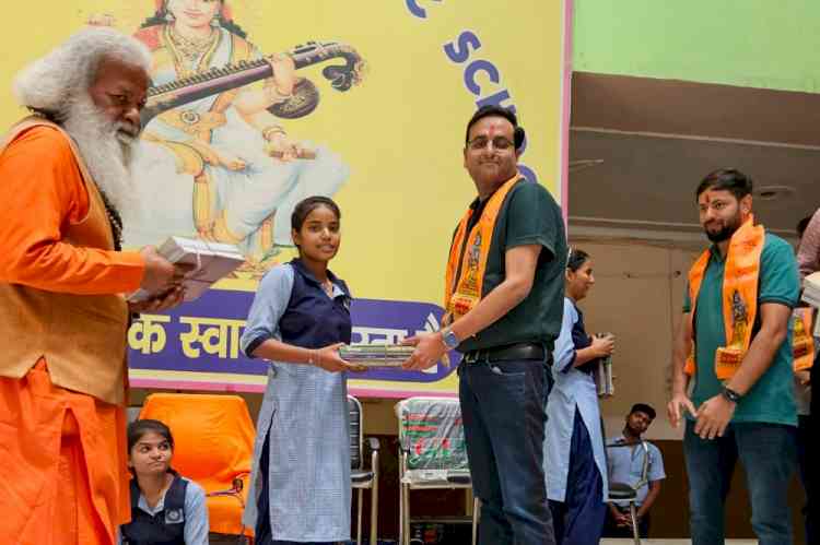 रोटरी क्लब ऑफ रोहतक नेक्स्ट द्वारा स्कूल बैग एवं पुस्तक वितरण