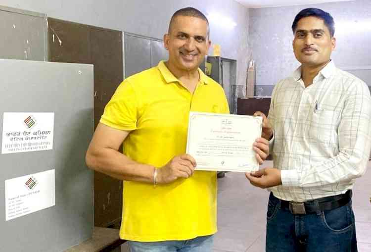 First to cast vote in Gill 66, Ludhiana constituency attains certificate by ARO  